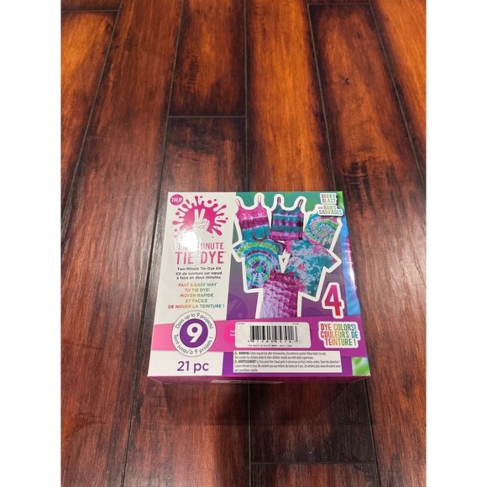 Tulip Two-Minute Tie Dye Kit Dyes Up To 9 Projects 4 Colors‎ 21 Pieces
